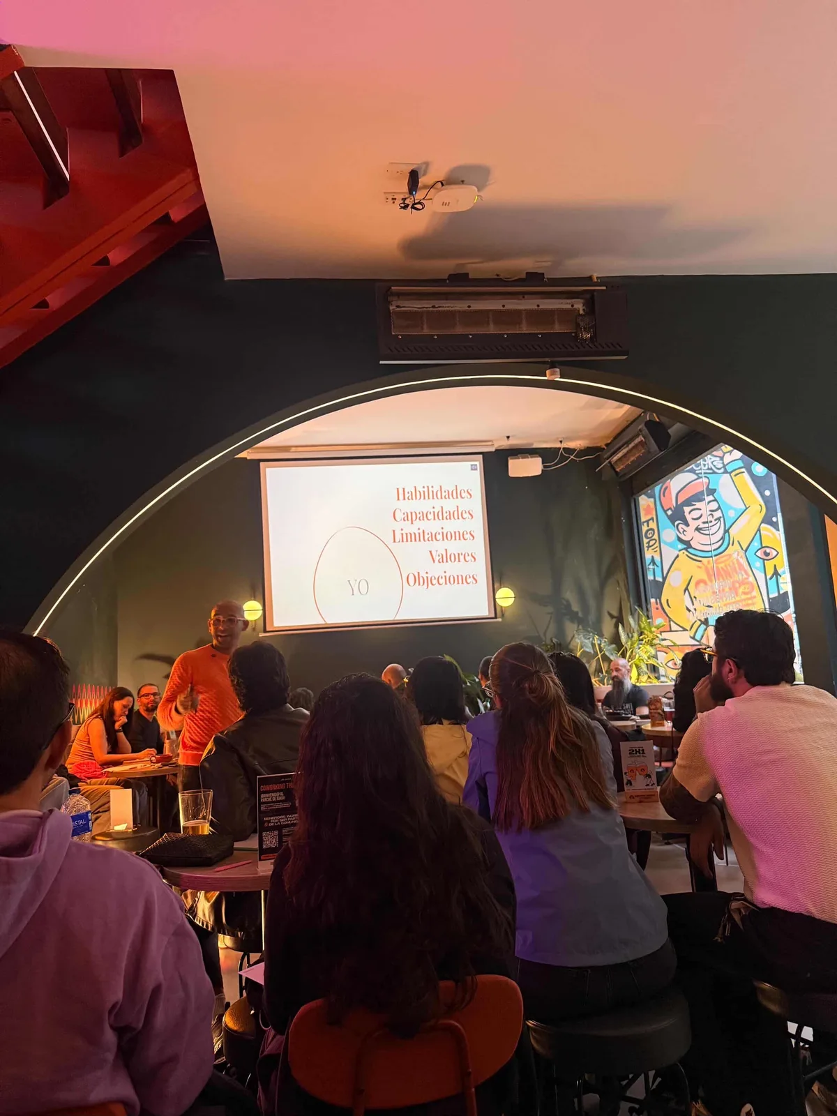 Participantes durante la charla de Autoconocimiento en Ignia